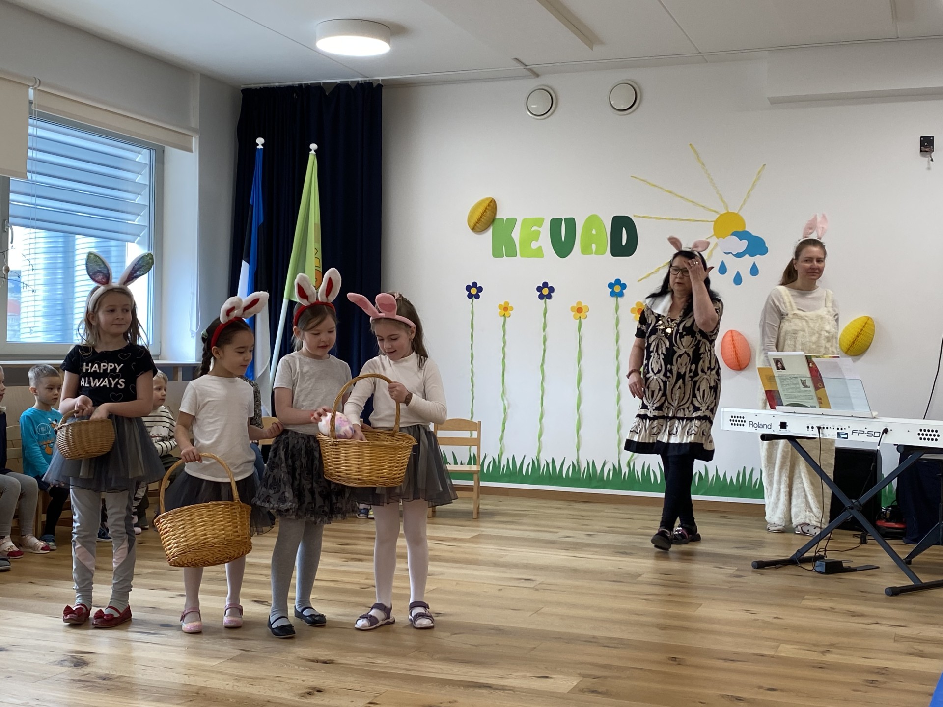 Munadepüha mängupeol said lapsed laulda Eesti rahvalaulu päikesest ja kiigutada päikesepatja taevalinal :). Samuti mängisime lastega lõbusaid liikumis- ja koord