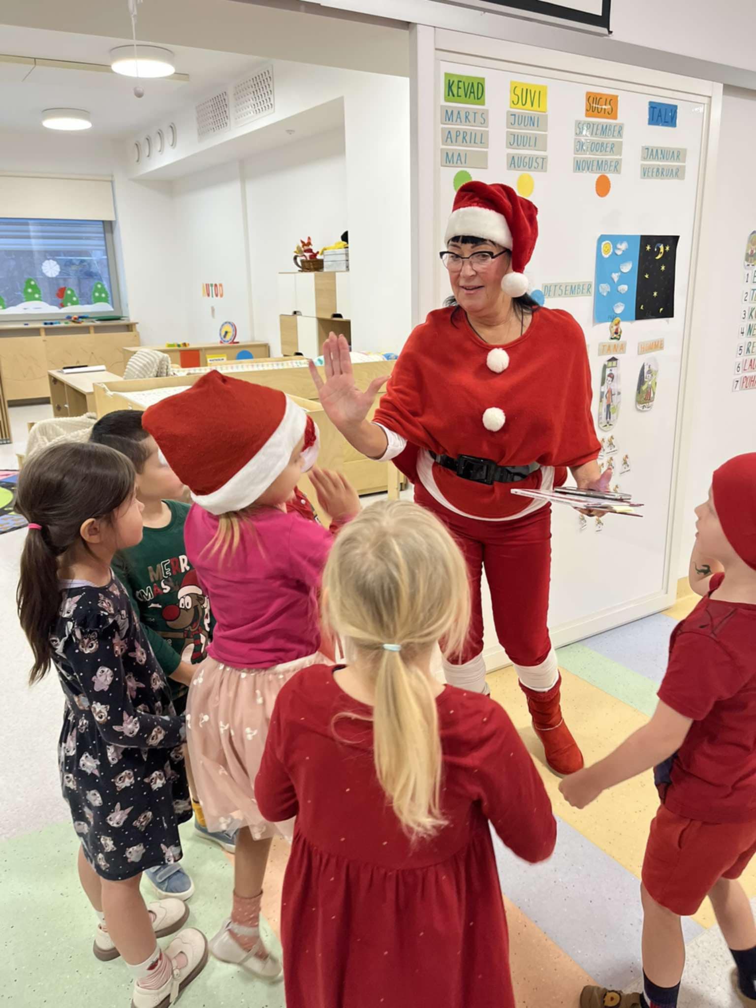 Igal aastal on päkapikk enne jõule mööda rühmasid ringi silganud ja uurinud laste käest jõulusoove. Ei olnud ka tänane erandiks, kus koos sai raamatut loetud ja